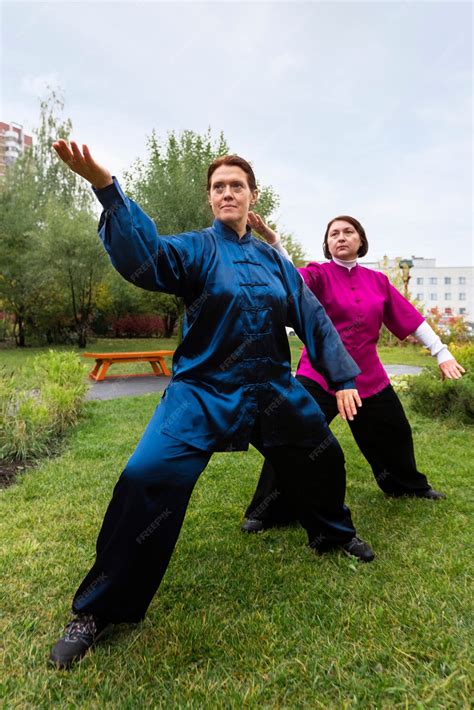 Adultos mayores practicando Tai Chi al aire libre en un parque