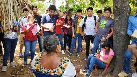 foto de jóvenes profesionales interactuando con comunidades rurales