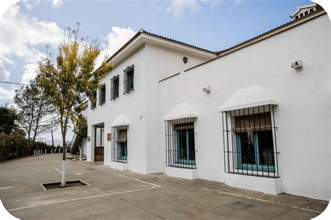 Fotografía representativa de un centro de protección de menores, con un enfoque en la seguridad y el entorno.