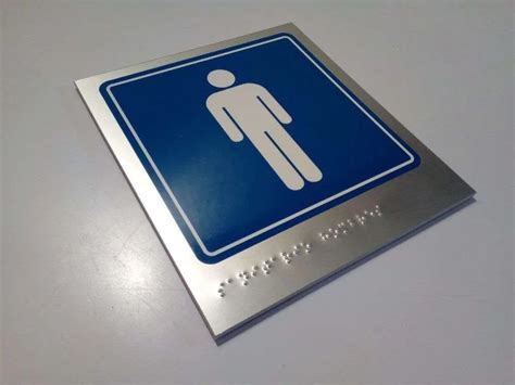 Señalética táctil y visual con braille y altorrelieve