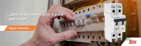 Persona utilizando un interruptor externo para controlar un dispositivo Android.