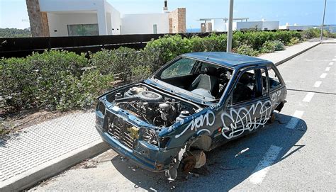 Foto: vehículo abandonado en la vía pública