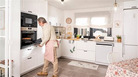 Foto de una cocina adaptada ergonómicamente para personas mayores, con altura de encimeras ajustables.