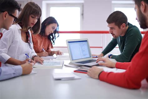 Fotografía de un estudiante trabajando con material didáctico en relieve y teclado braille en un aula inclusiva.