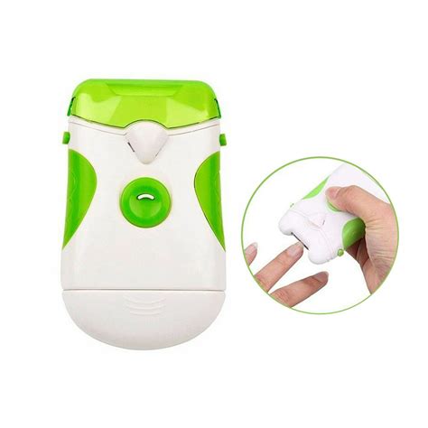 cortauñas eléctrico para ancianos en funcionamiento, enfocado en la seguridad y la ergonomía