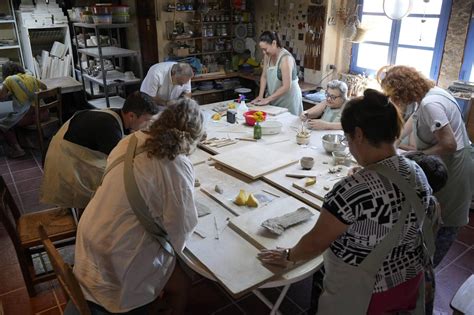 Taller de cerámica con participantes de diversas capacidades