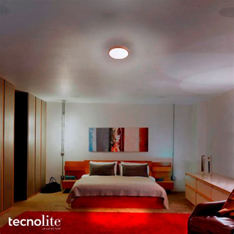 Habitación bien iluminada con ventanas grandes para un adulto mayor