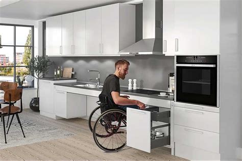 Cocina accesible con encimera baja y espacio libre bajo el fregadero