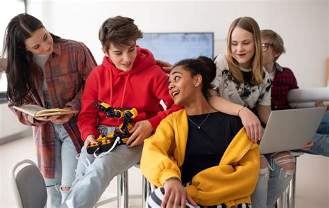 Fotografía de niños interactuando en un ambiente escolar inclusivo para personas con discapacidad auditiva