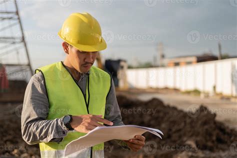 Joven trabajando en construcción