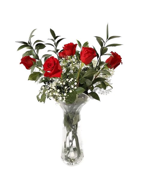 Ramo de rosas frescas en un jarrón, realzando la belleza del hogar