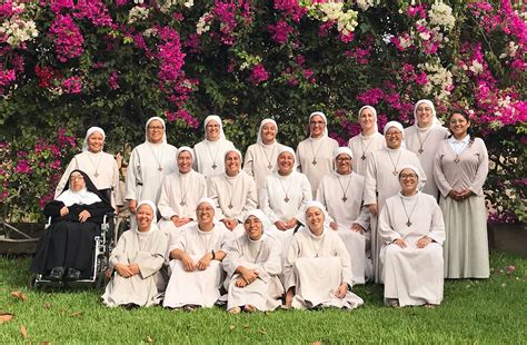 Fotografía antigua de las primeras hermanas de la Congregación o del edificio original del colegio