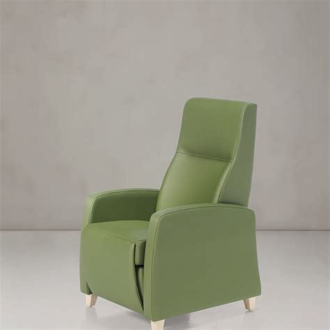 Fotografía de un sillón ergonómico para personas mayores con un diseño moderno y neutro, integrado en la decoración de un salón.