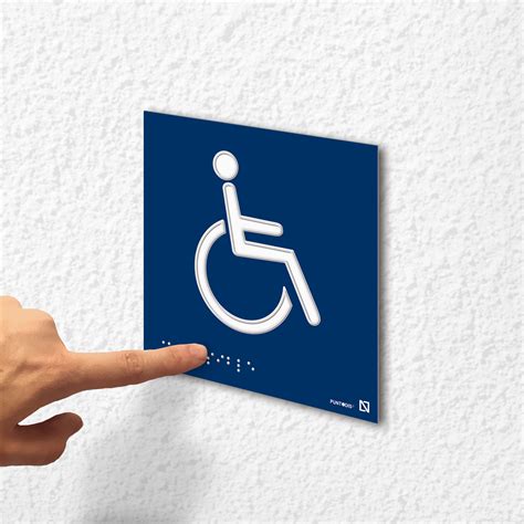 Ejemplo de señalización de accesibilidad con símbolo SIA y pavimento podotáctil