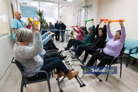 Ilustración de personas mayores conectándose socialmente en un centro comunitario.