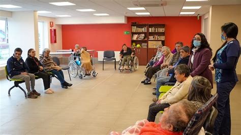 Foto de un ELEAM moderno con adultos mayores interactuando