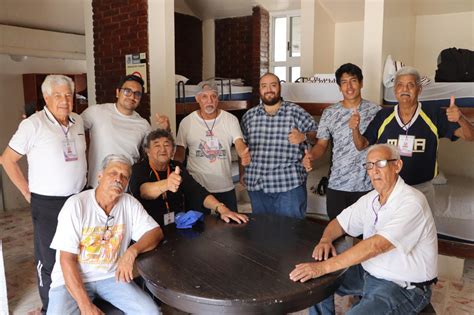 Adultos mayores resistiendo en campamento de protesta bajo la lluvia