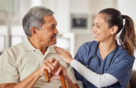 Médico y paciente anciano en consulta, con un toque de sabiduría