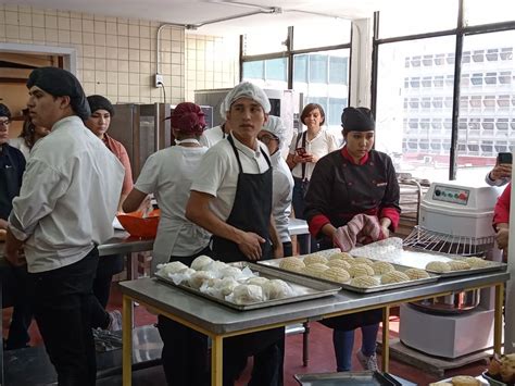 Fotografía del taller de panadería de APADIM con personas con discapacidad trabajando.