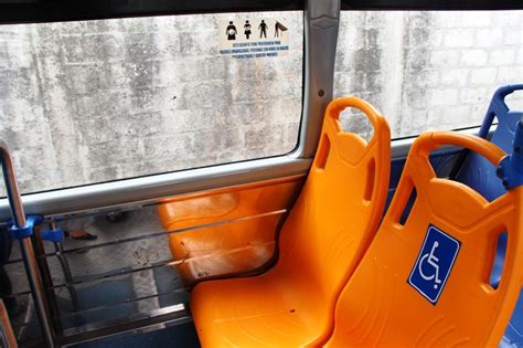 Señalización clara de asientos preferenciales en un autobús