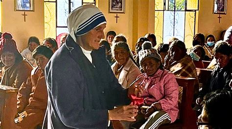 Ilustración de las Hermanas Misioneras de la Caridad en oración o realizando sus labores de cuidado
