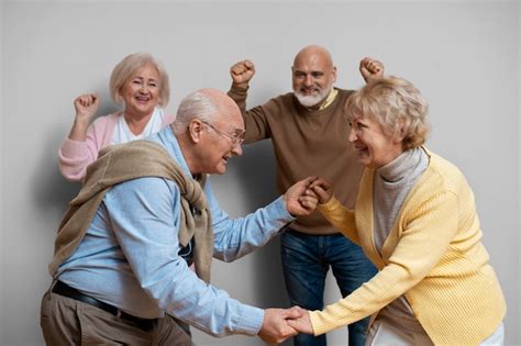 Foto de grupo de adultos mayores compartiendo en una actividad