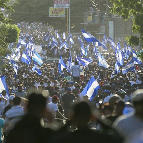 fotografía de archivo, tomada el 23 de abril de 2018, en la que se registró a miles de manifestantes durante una protesta en contra del gobierno del presidente de Nicaragua, Daniel Ortega, en Managua (Nicaragua)