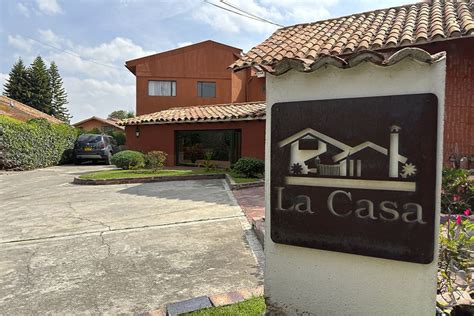 Esquema comparativo entre vida independiente, vivienda asistida y residencia geriátrica para adultos mayores