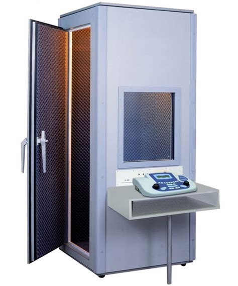 Equipo de audiometría en una cabina insonorizada