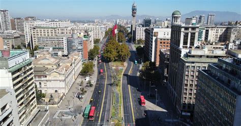 Manifestantes marchando por la Alameda en Santiago.