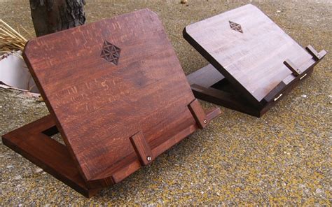 Detalle de un atril de lectura de madera elegante y un atril de aluminio moderno