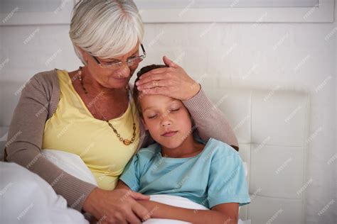 Foto de una abuela cuidando a sus nietos en un hogar modesto