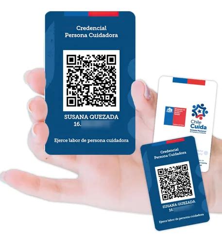 Foto temática: una persona mostrando una credencial de cuidador