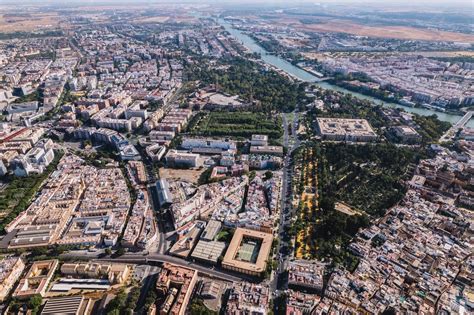 Foto aérea del barrio Las Cuatro Villas en San Felipe, mostrando su ubicación entre el río y la línea férrea, con viviendas modestas.
