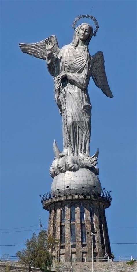 Estatua de la Virgen de Quito en la cima del Panecillo