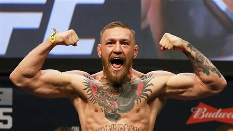 Foto de Conor McGregor en un pub, interactuando con clientes