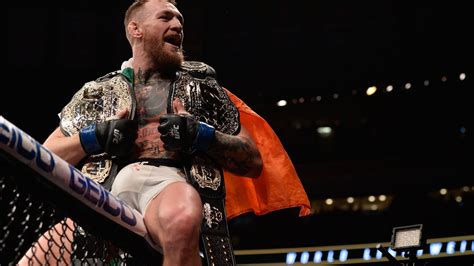Conor McGregor saliendo de la corte, rodeado de abogados o personal de seguridad