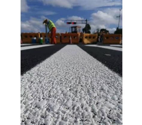 Detalle de microesferas de vidrio en pintura de demarcación vial