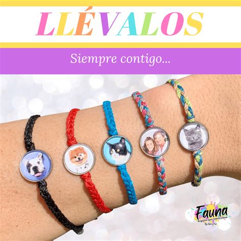 Foto de mantas tejidas a mano con diversos diseños y colores, algunas con detalles bordados