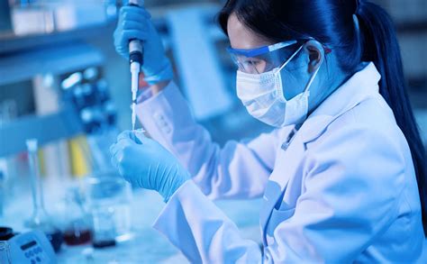 Foto: Personal de laboratorio clínico interactuando amablemente con un paciente