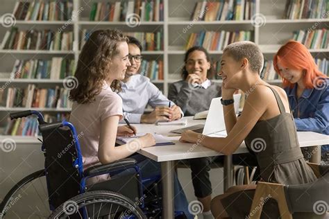 Foto de un estudiante con discapacidad realizando actividades educativas en casa con apoyo