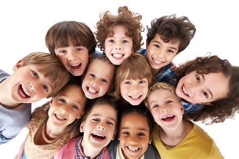 Grupo de niños sonriendo en un campamento de verano accesible