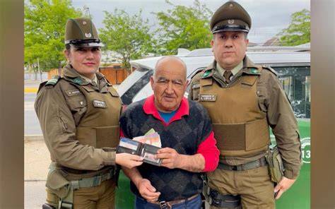 Foto de Carabineros devolviendo billetera y documentos