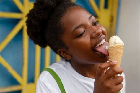 Foto de una persona mayor disfrutando de un helado