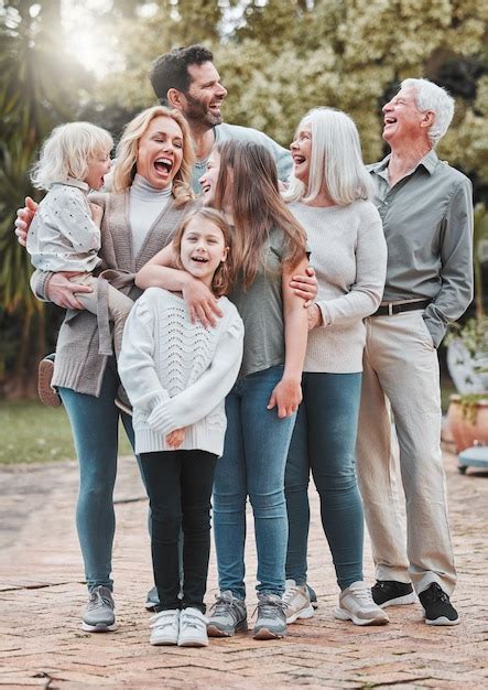 Foto de una familia multigeneracional interactuando