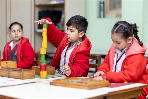 Fotografía de estudiantes participando en actividades deportivas en la FEN