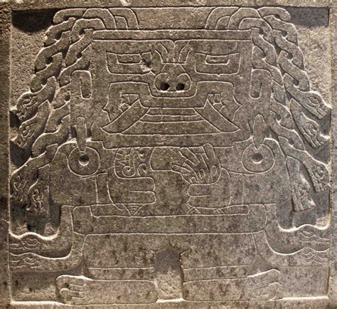 relieve tallado en piedra representando una divinidad Chavín con conchas marinas