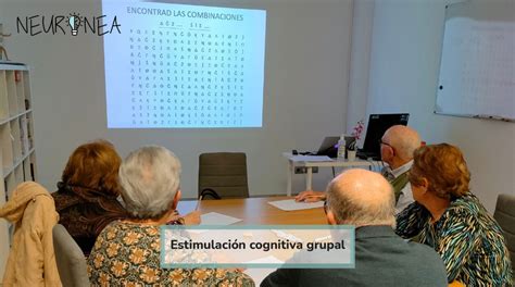 Foto de grupo de adultos mayores participando en un taller de estimulación cognitiva.