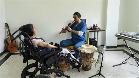 Niños disfrutando de una sesión de musicoterapia con instrumentos sencillos