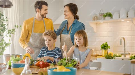 Familia cocinando junta con un niño usando pictogramas para seguir la receta